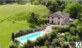 Photo Maison en pierre, piscine et carrière pour chevaux