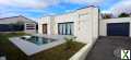 Photo Villa contemporaine RT2012 de 2021/22 de plain-pied avec 3 suites parentales, piscine urbaine et grand garage