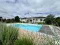 Photo Vaste villa de plain-pied avec piscine chauffée et jardin arboré