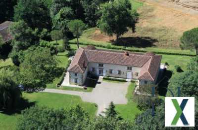 Photo Maison de maître avec vue panoramique sur les Pyrénées, maison de gardien et piscine