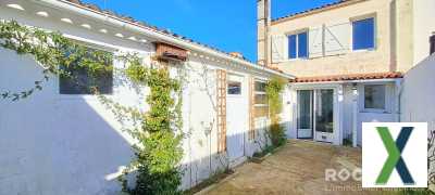 Photo Maison en centre-ville avec dépendances, terrasse et jardin